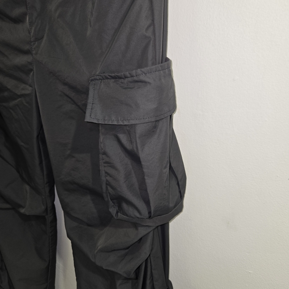 Y2K pair of gray women's cargo parachulte Pant. With Flap Pockets. Size XS - Picture 6 of 10